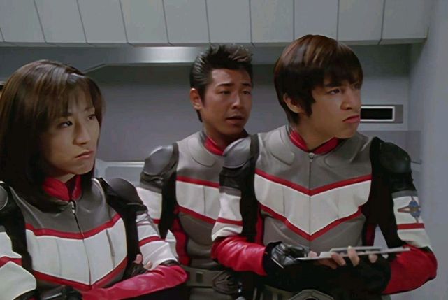 主人公飞鸟信在荧幕中的形象,可以说是十分搞笑,有