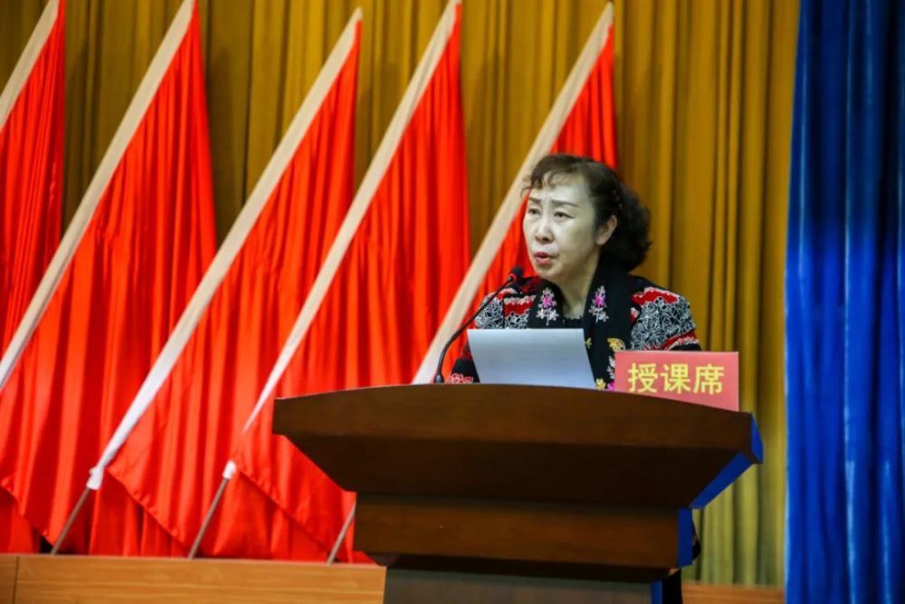 1957年坚决回乡当农民,被称为将军农民……",宣讲团成员张红英向