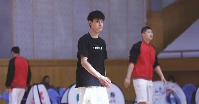 2020全美高中生球员_为中国篮球争光!17岁球员位列全美高中生第34名,期待