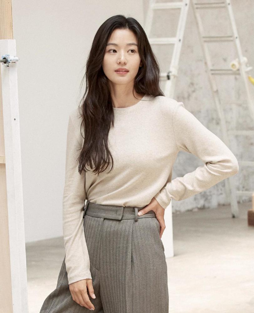 全智贤最新画报公开,优雅又冻龄的气质女神,尽显青春与活力