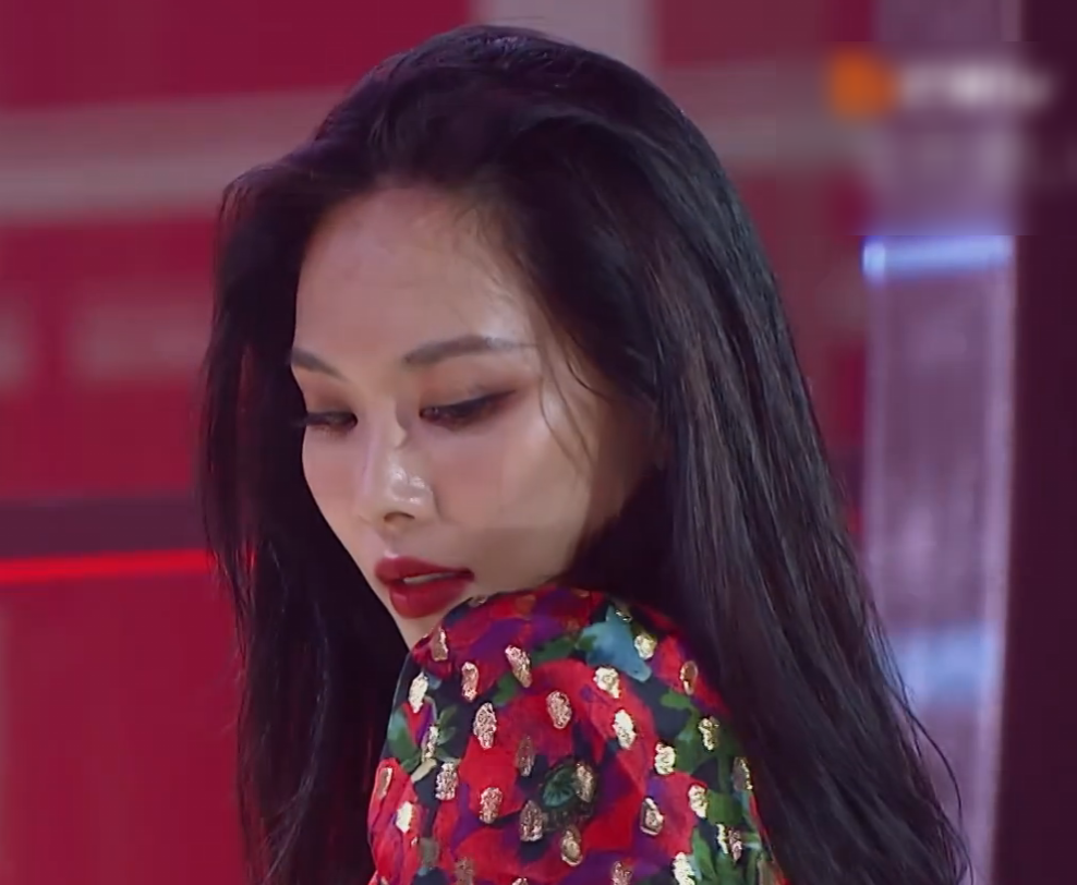 王霏霏演员事业开启在节目中谈论心声歌手王霏霏一点也不糊