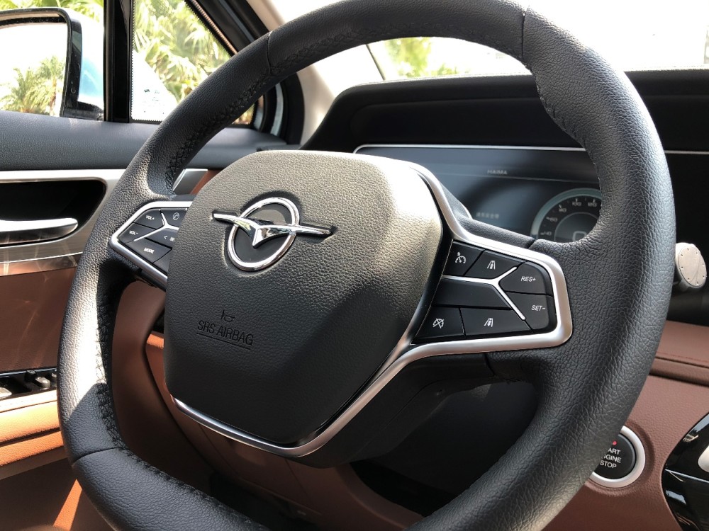 两幅式方向盘,气囊包有点大,造型也不够精致,还有提升的空间.