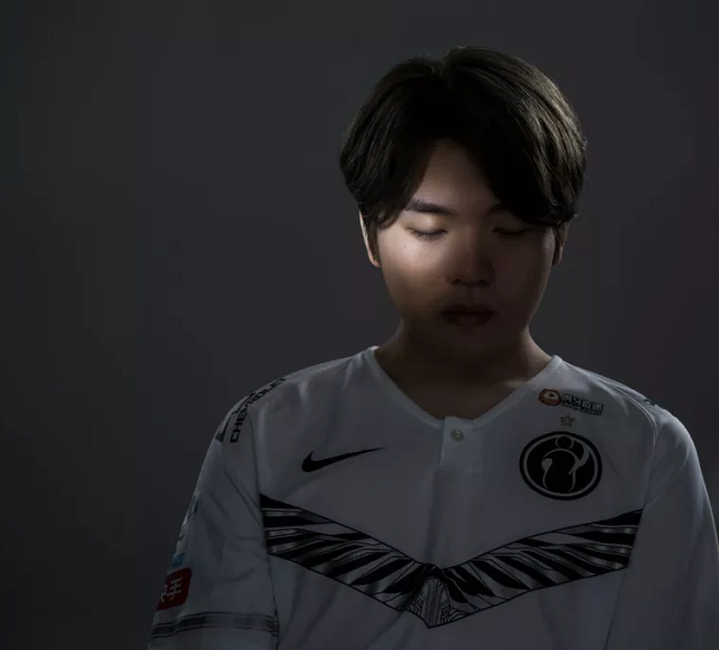 rookie谈theshy坦言他要自己成长99年的shy哥吃了大亏