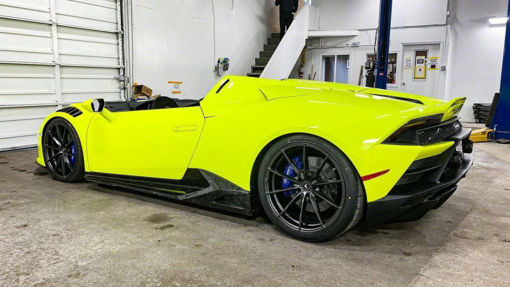 没有挡风玻璃的敞篷小蛮牛