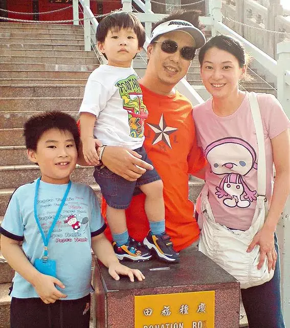 但在tvb她和第一任丈夫林敏骢相遇了,陈伶俐对林敏骢一见钟情,两个人