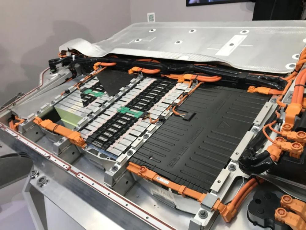 在试驾活动中,宝马也为我们展示了宝马ix3的电池组,全模块组共有188个