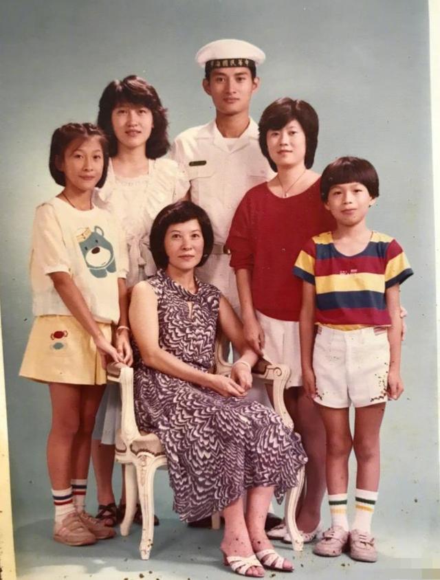 黄安回忆靠女人吃饭大学拿700生活费像乞丐26岁儿子当店员