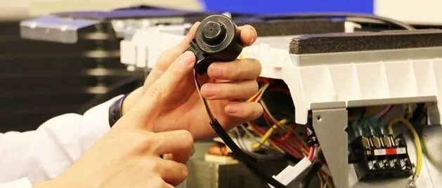 拆开空调，看看价格相差几百的区别  第4张