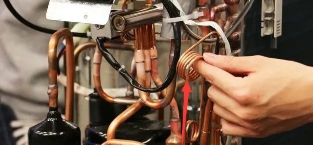 拆开空调，看看价格相差几百的区别  第5张