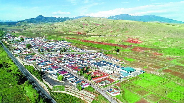 甘肃省古浪县黑松驿村在祁连雪山的映衬下,静谧而富有朝气.