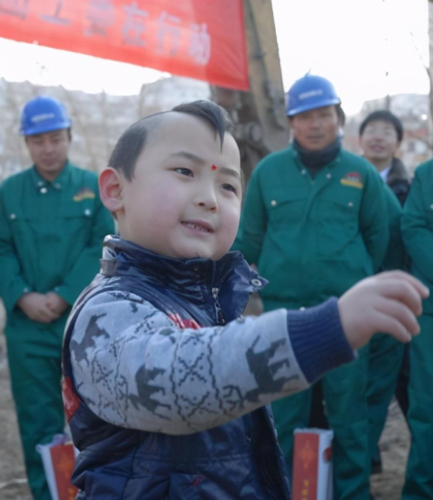 于是邓鸣贺是童子命的话就被传开了.