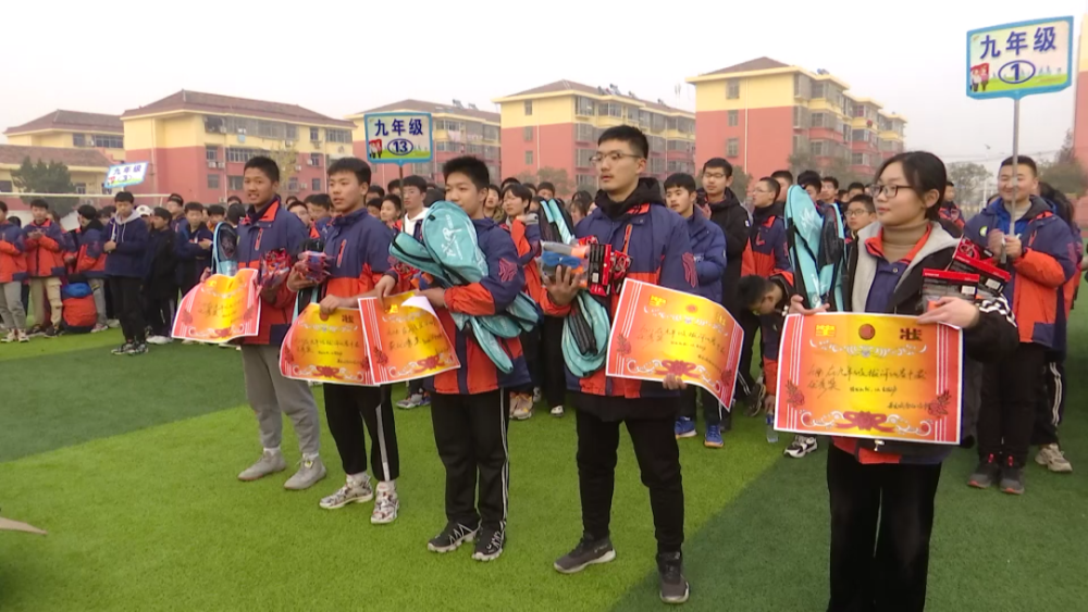 城南初级中学举行师生拔河比赛