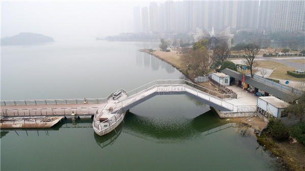 梅溪湖南岸中央绿轴,是一座人行浮桥,贴近水面的结构形式给予了市民更