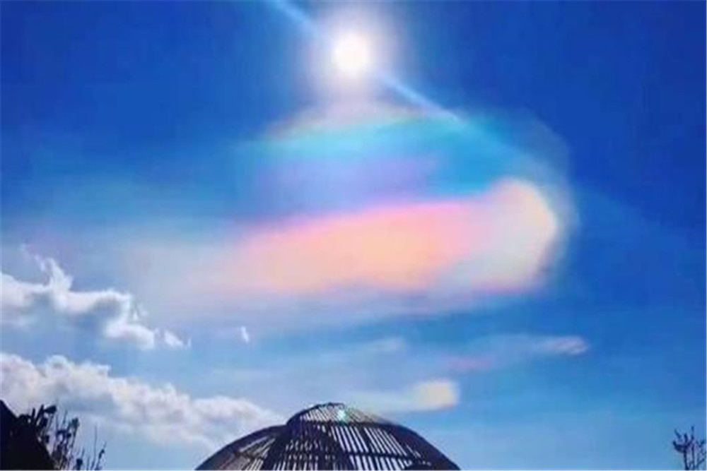 "五彩祥云"出现了?就在我国云南上空,是吉祥的征兆?_腾讯新闻