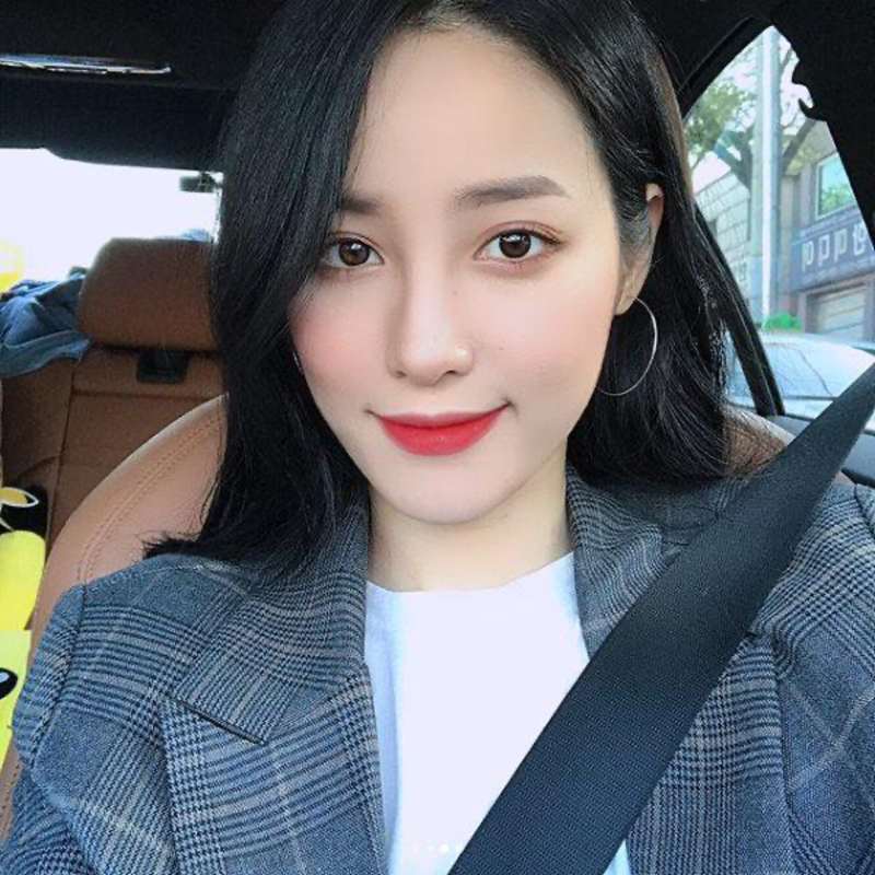 一位婚前是小众圈里知名的bj,另一位是嫁给choi go ki后的知名美妆