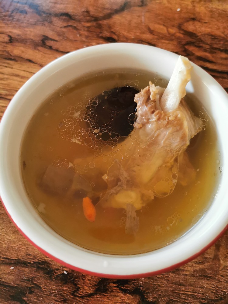 寒冷冬季来一碗热腾腾的黄酒当归羊排汤