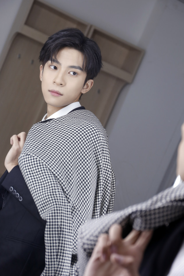 闫睿豪助阵校花决赛青春亮相献唱喜欢你