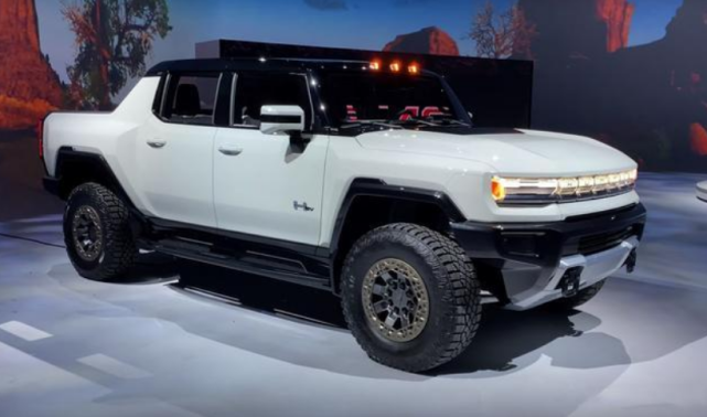 悍马新车展示硬派越野带螃蟹模式车内大电视略显突兀