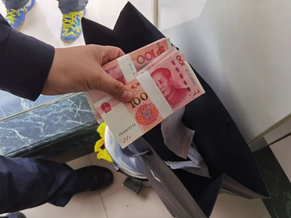 男子将2万元现金当垃圾扔进了垃圾桶……_腾讯新闻