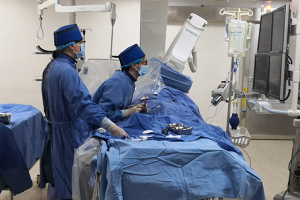 医务人员在为患者做手术