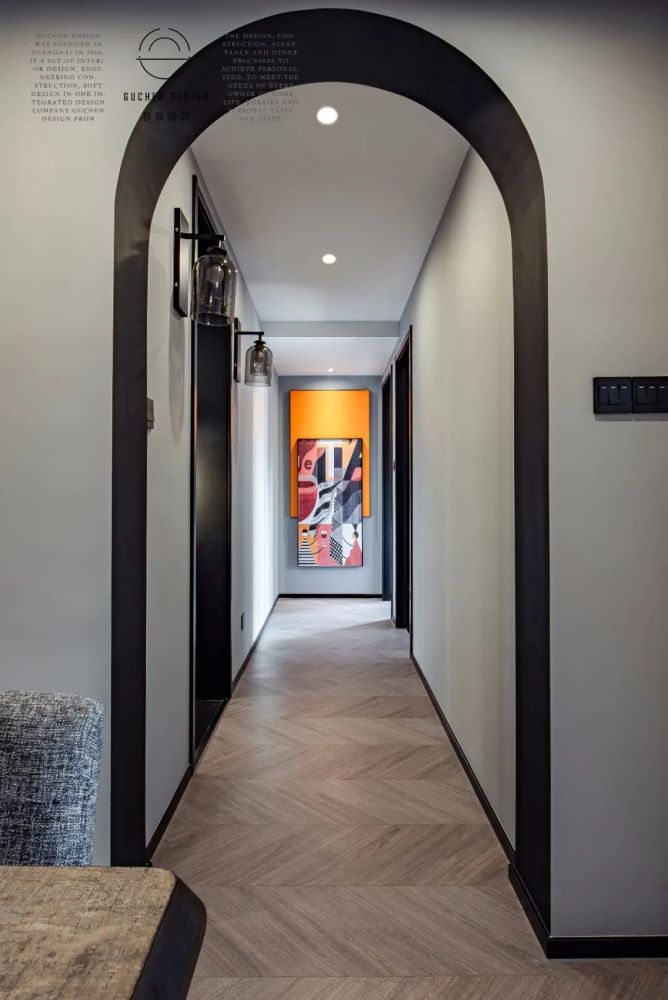 通往私密生活区域的过道增加拱形门洞,带来了视觉上的延伸与层次感.