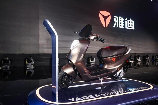 正在使用智能无线充电技术的雅迪g6s