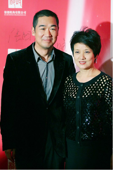 张国立二婚老婆长得嫩穿吊带裙配网格装奶奶年纪也美得抢镜