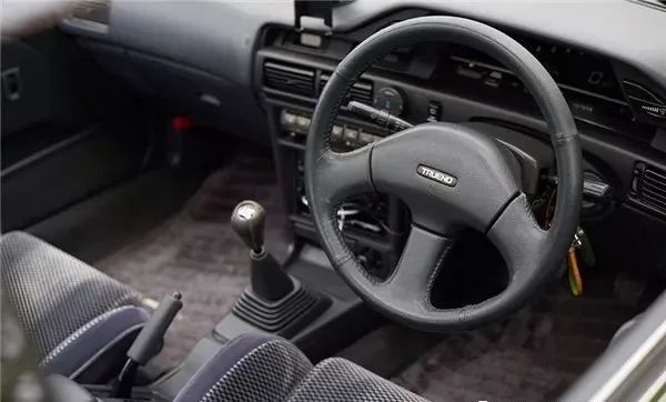 在ae86的基础上进化而来的方向盘,肉感了不少,丧失了运动轿跑的干练.