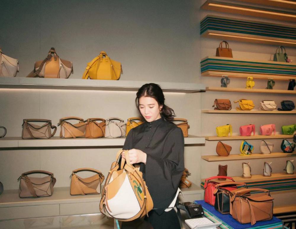 袁咏仪出席活动也随性长衬衫搭阔腿裤闲适自在大牌穿出日常感