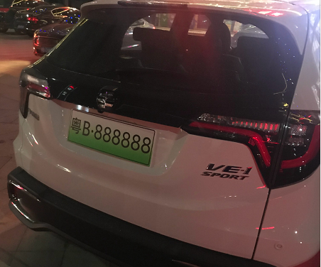 深圳一车辆挂"粤b888888"牌?还是泡沫板做的