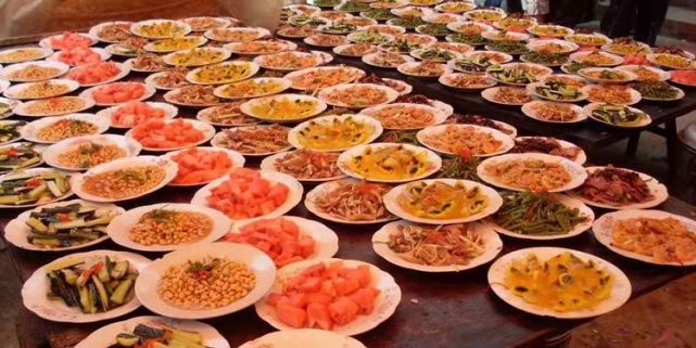 农村吃两天的流水席，主家一次花了五万多，来吃的人都不给彩礼钱，合理吗？