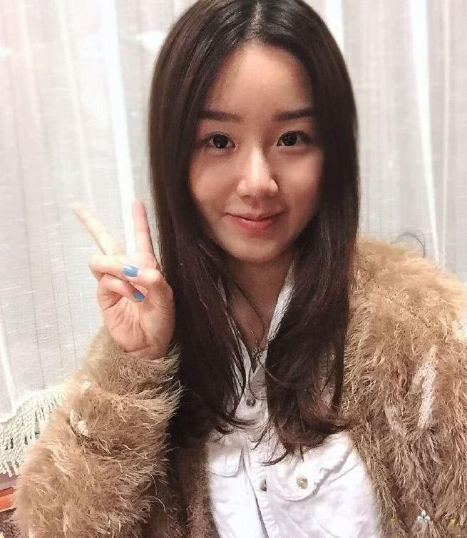孟非23岁女儿初长成穿黑裙美得优雅又知性甜美形象不输女明星