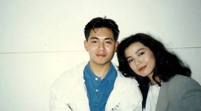 年轻时候的林超贤,可以说妥妥小鲜肉一枚.