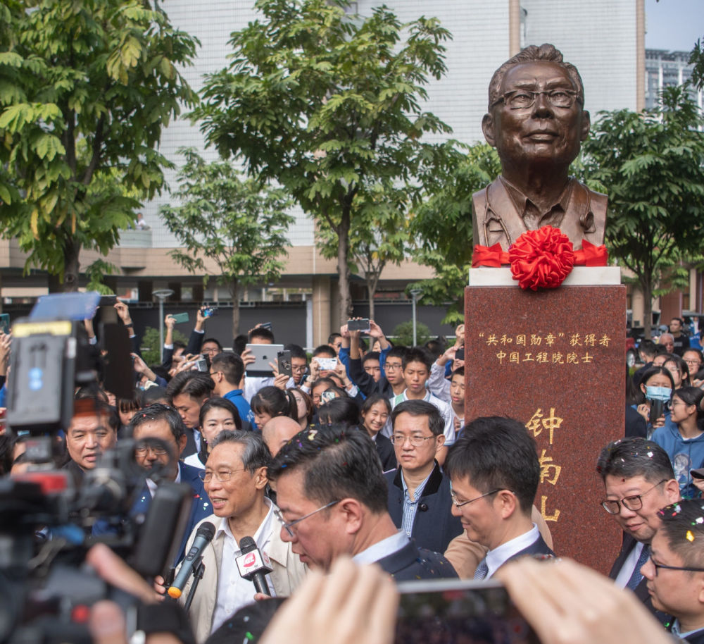 钟南山院士的母校为他立了一个塑像为什么那么多人认为不合适