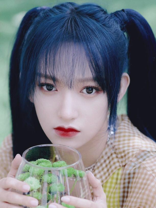 打开腾讯新闻,查看更多图片 >近日程潇一头迷雾蓝色炫酷头发和她的穿