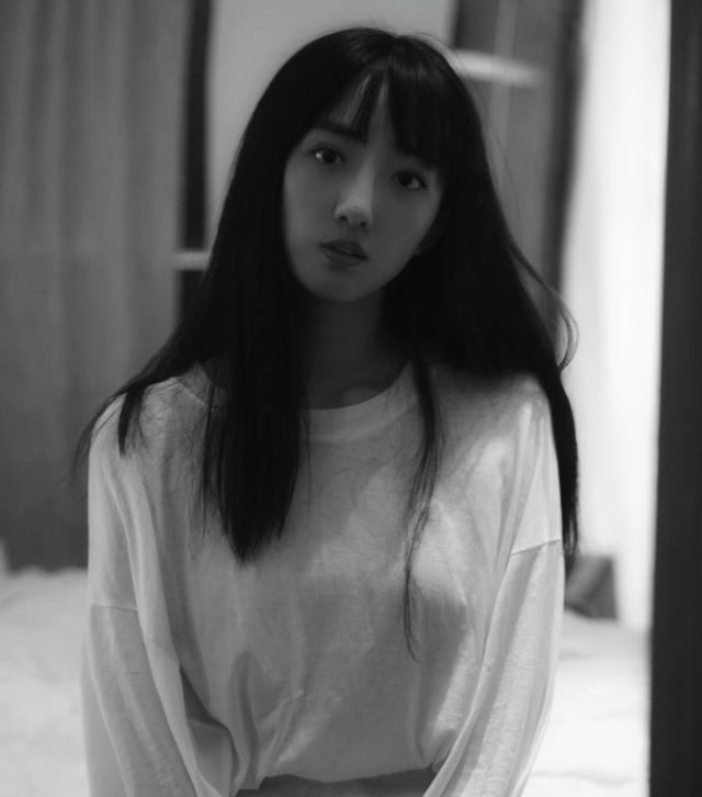 凌孜也是科班生,她在12年考进了上海戏剧学院,她和韩东君,张彬彬,刘冬