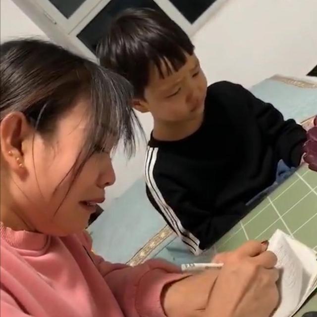 小学阶段陪伴孩子,关键在于陪伴孩子写作业的方法,成绩高低立显