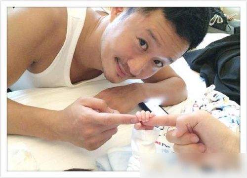 吴所谓赤膊照曝光,小小男子汉臂力惊人,网友:不愧是吴京儿子