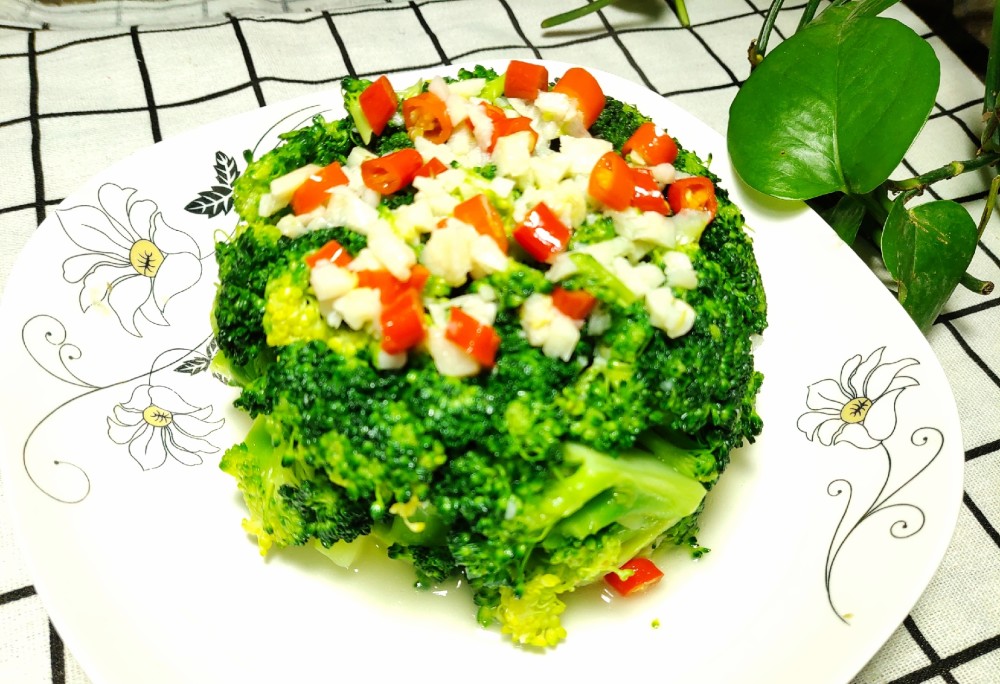 蒜蓉西兰花的家常做法,色泽鲜亮,口感脆爽,大人孩子都爱吃!