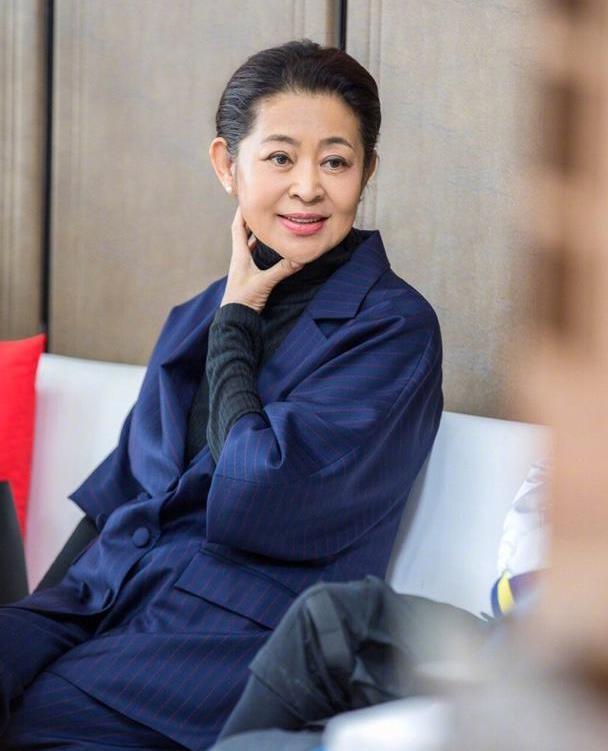 60岁倪萍难得高调现身 缎面长裙雅态十足 脸颊消瘦看着苍老不少 腾讯网