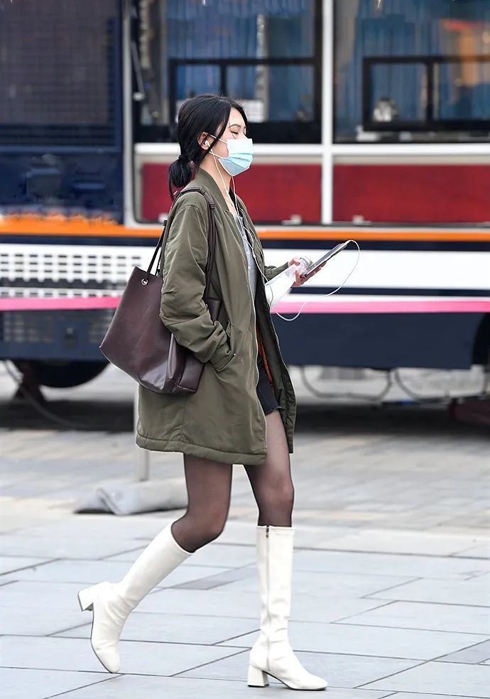 街拍:冬季依然选择超薄黑丝的美女_腾讯新闻