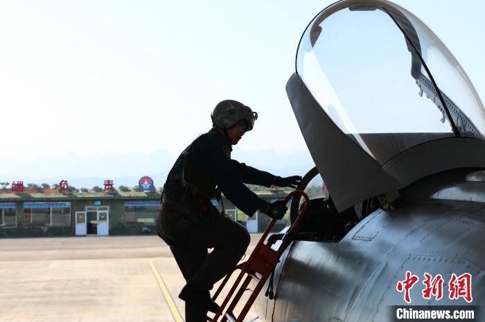 南部战区空军航空兵某旅立足陌生环境开展实弹突击训练