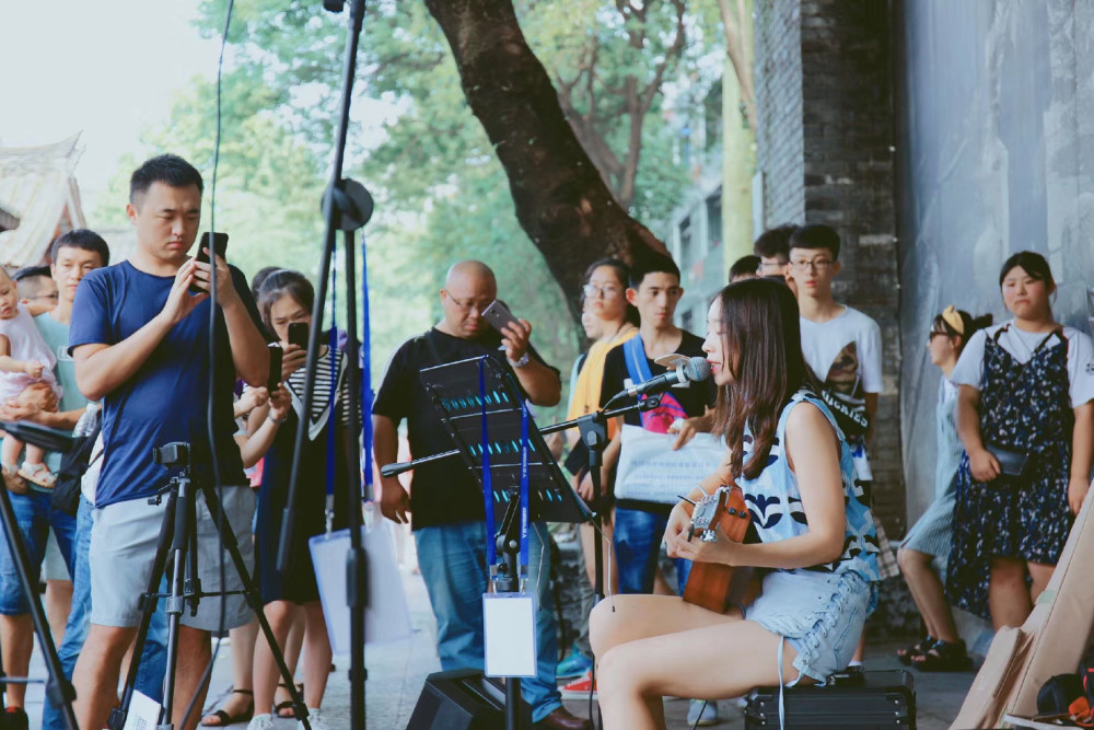 成都街头艺术表演用音乐打开路人的听觉密码