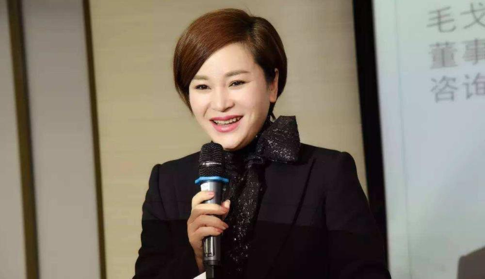 毛戈平和妻子太有夫妻相!老婆穿国风现身,双眼皮太假被批整容脸