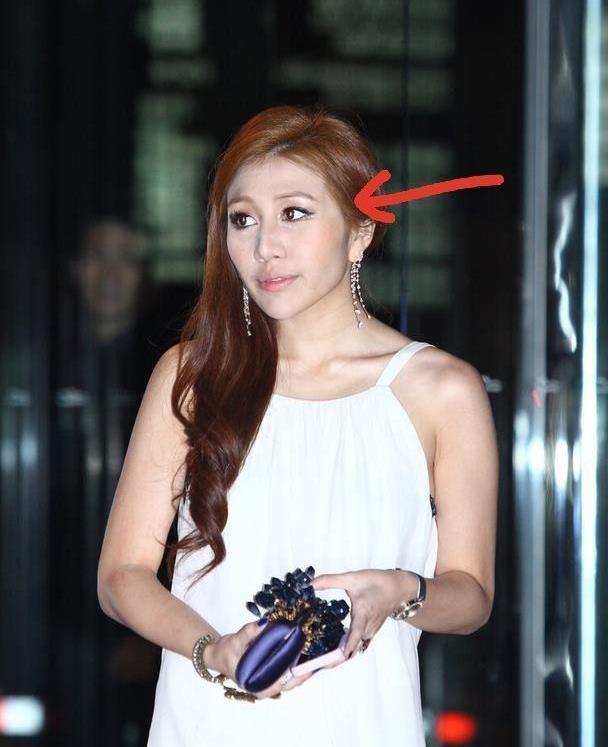 赌王四太长女真时髦,何超盈穿吊带裙露打底,脸涂得也太白了