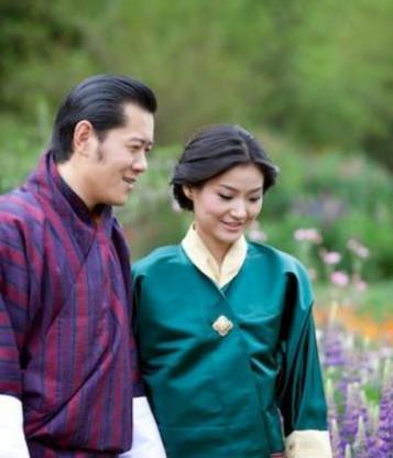 不丹国王真会加戏,不满被国民忽视,拦截男孩不让他为王后献花_腾讯