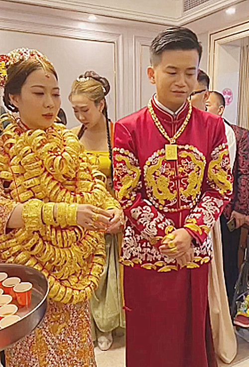 广东一婚礼上新娘脖子挂满金镯当事人当地风俗都是亲戚送的