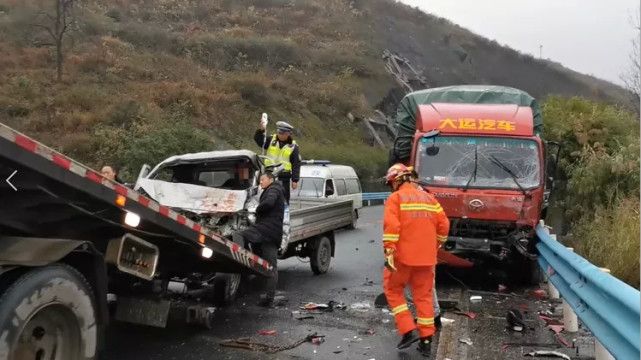 位于六枝特区郎岱镇水黄公路s314段发生一起交通事故,两货车相撞,小