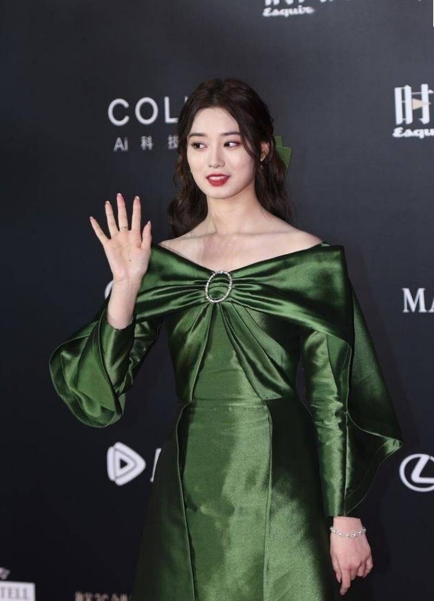 徐艺洋造型美极了绿色裙装复古优雅肩部线条太迷人