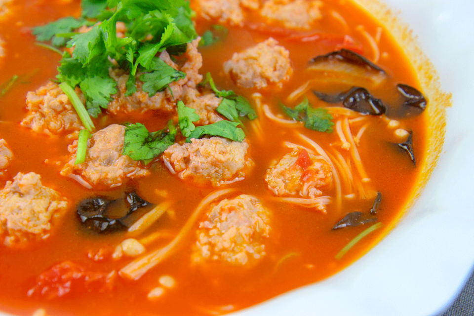 番茄肉丸汤简单好做味道鲜美,老人小孩都爱喝_腾讯新闻
